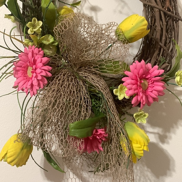 Daisy & Tulips Wreath Approximately 26 inches From Etsy Used - Picture 3 of 4